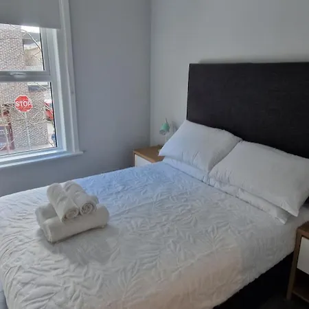 New Updated 2bd In Prime Spot At Docklands Apartment