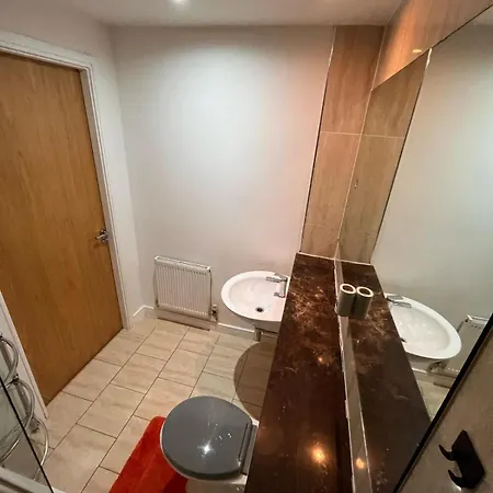 Superb Double Near Airport דבלין