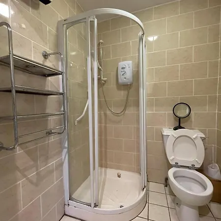 Superb Triple Near Airport - 4 Guest house *