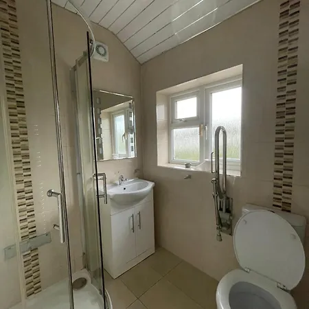 Superb Triple Near Airport - 4 Guest house Dublin