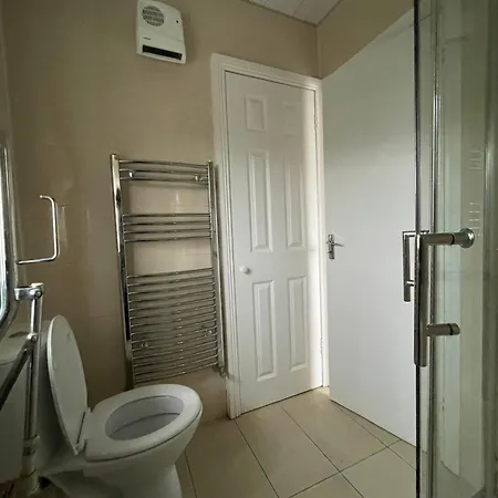 Superb Triple Near Airport - 4 *
