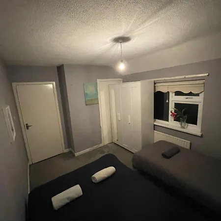 Superb Triple Near Airport - 4 * Dublin