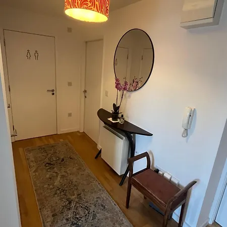 Entire In Exclusive Neighborhood - Comfortably Sleeps Up To 6 Guest Apartment