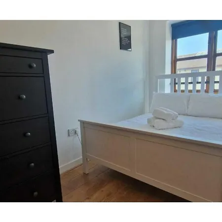 Apartment Large 2bd At Trendy Portobello Centre