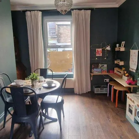 Holiday home Spacious Family Haven On Edge Of Centre *