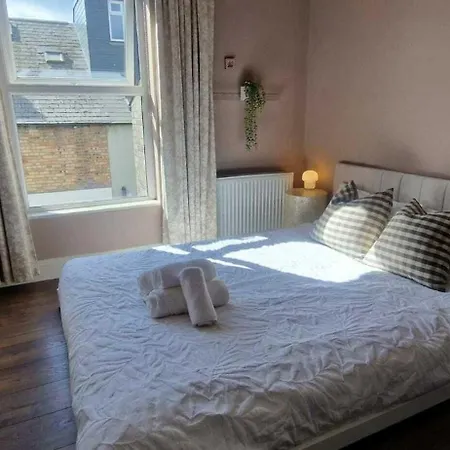 Spacious Family Haven On Edge Of Centre Feriehus
