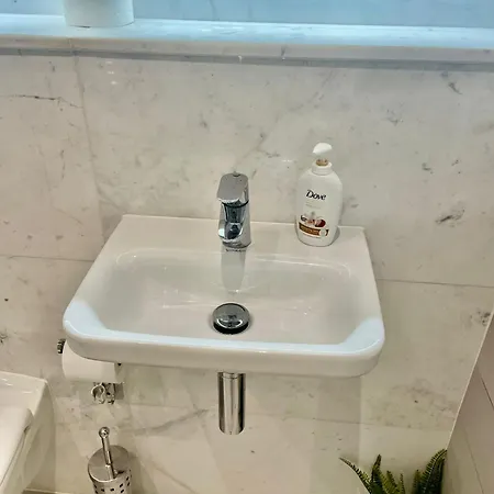 Modern Ensuite Bedroom *