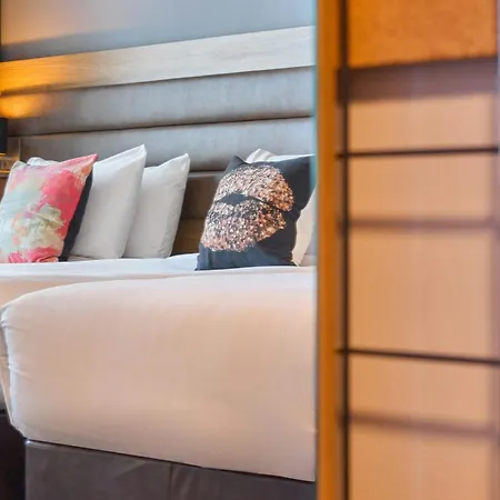 Moxy 4*