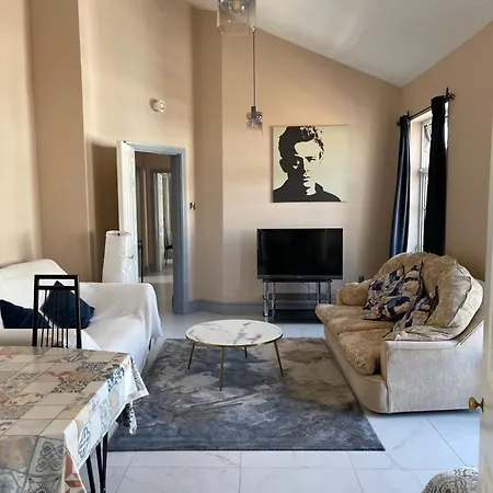 Castle Street Apartment *