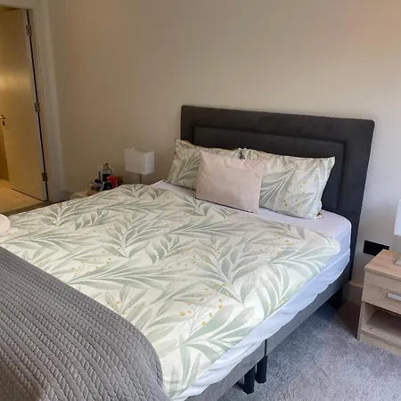 Guest house Modern Ensuite Bedroom