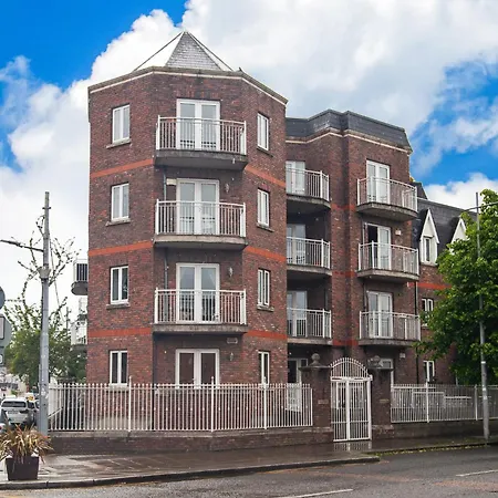 Spacious 2 Bedroom Close To Centre Appartement *