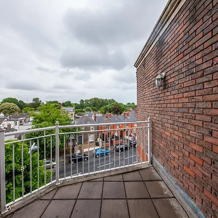Spacious 2 Bedroom Close To Centre Appartement