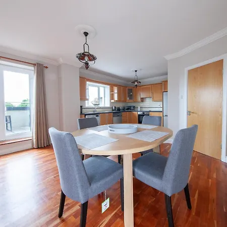 Spacious 2 Bedroom Close To Centre Appartement