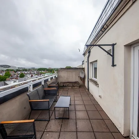 Spacious 2 Bedroom Close To Centre *
