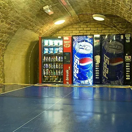 Isaacs بيت شباب