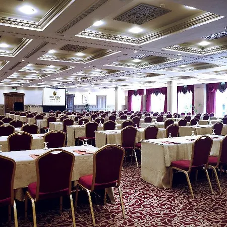 Отель Red Cow Moran 4*