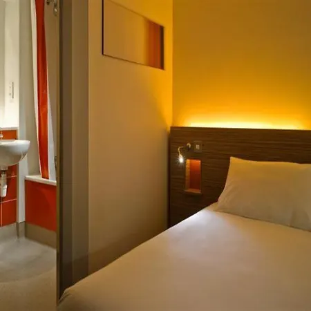 Travelodge Dublin Airport South 3*