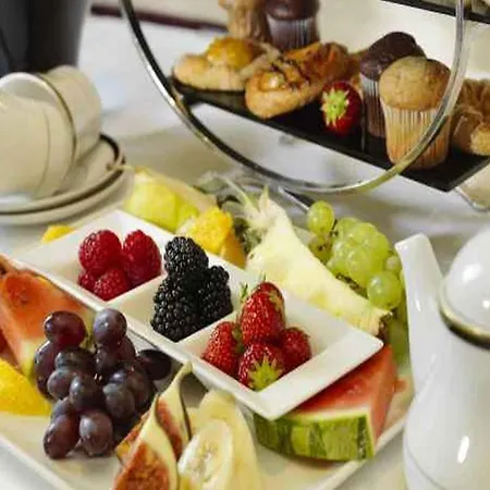 Hotel Clyde Court 4*
