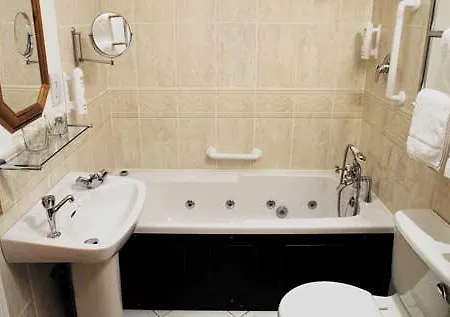 Leeson Apartment
