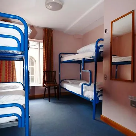 Avalon House Albergue *