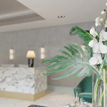 Hotel The 4*