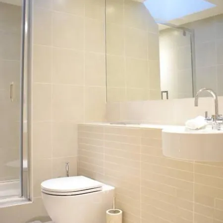 2 Bedroom Near Grafton Street Sleeps 4 Apartment *