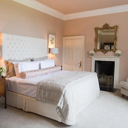 Luttrellstown Castle מלון 5*