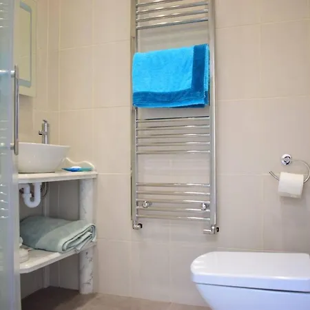 2 Bedroom House Near Centre *