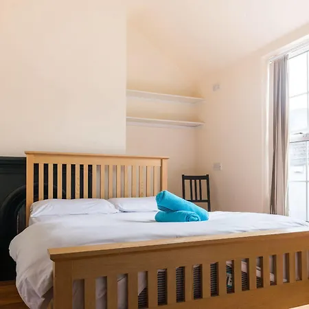 The Times - Camden Place Hostal *