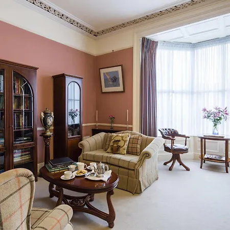 Konukevi Aberdeen 4*