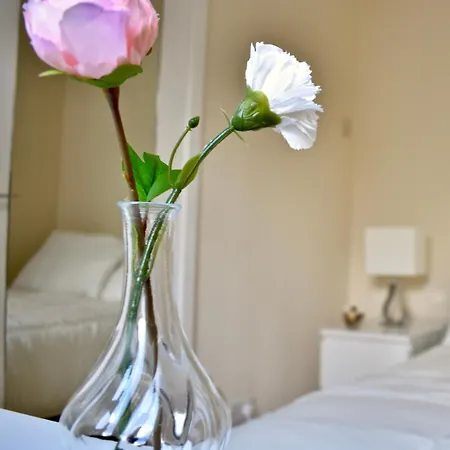 Cosy 2 Bedroom House In The Heart Of