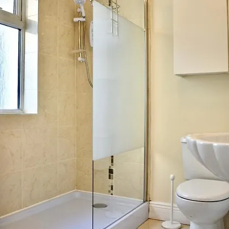 Cosy 2 Bedroom House In The Heart Of