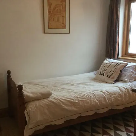 Large 5 Bedroom In Shankill South Hébergement de vacances *