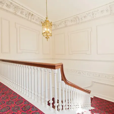 Henrietta Centre Apartment *