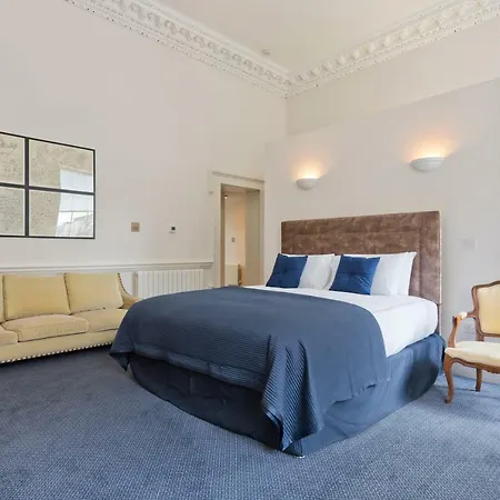 Henrietta Centre Apartment *