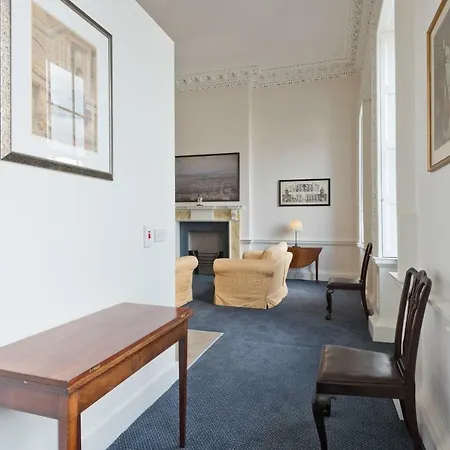 Henrietta Centre Apartment *