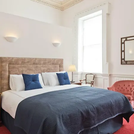 Henrietta Centre Apartment