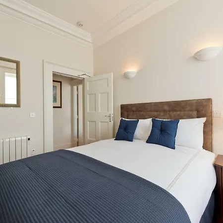 Henrietta Centre Apartment