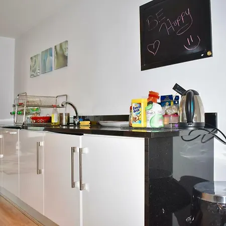 Bright 2 Bedrooms Near The 3 Arena *