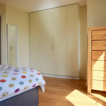 Feriehus Spacious, Bright & Modern 3 Bedroom Family