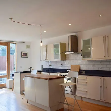 Spacious, Bright & Modern 3 Bedroom Family Feriehus Dublin
