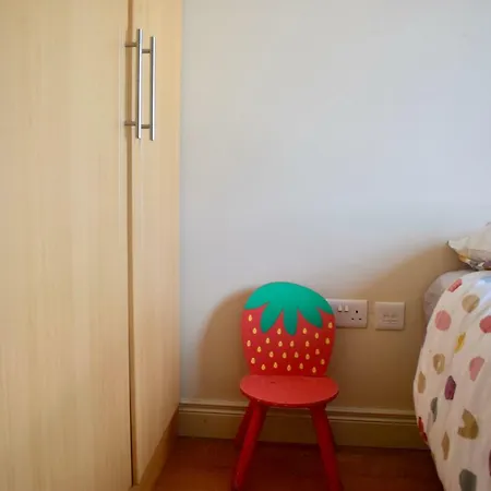 Feriehus Spacious, Bright & Modern 3 Bedroom Family
