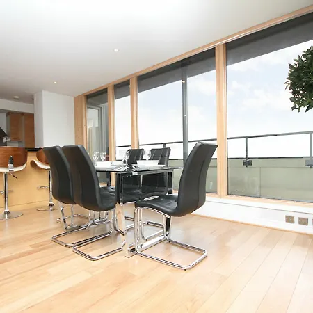 Forbes Street Apartment *