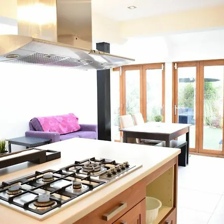Apartment 5 Bedroom House In Drumcondra Sleeps 10