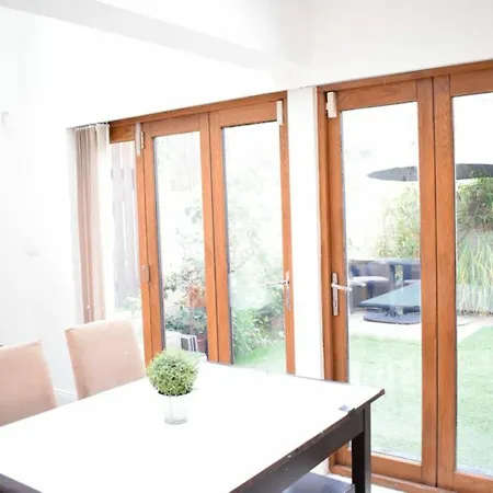 Apartment 5 Bedroom House In Drumcondra Sleeps 10 *