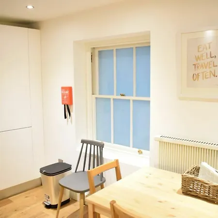 2 Bedroom Near Grafton Street Sleeps 4 Apartment