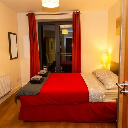 Spacous Escape 3br Ensuited Free Parking Apartment *