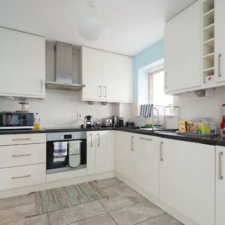 Spacious 2-bedroom Near O'connell St Apartment *