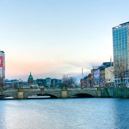 Spacious 2-bedroom Near O'connell St