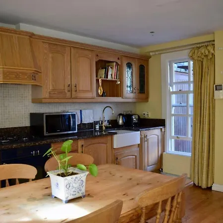 Elegant 2 Bedroom Coach House